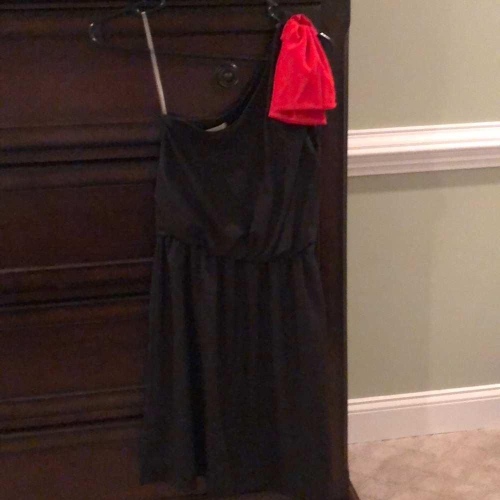 Small black dress with fed bow at shoulder